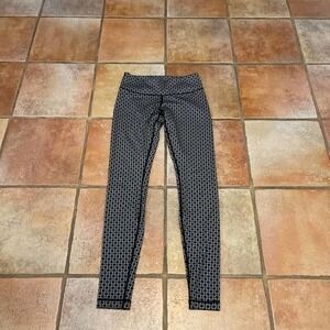 Lululemon wonder under leggings with a triangle starburst pattern